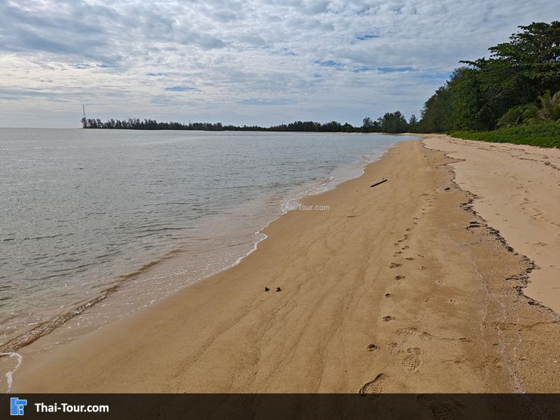 ภาพมุมสูง ชายทะเลท่านุ่น