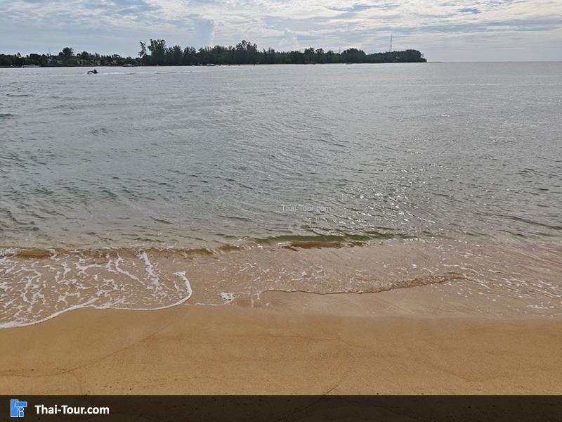 ภาพมุมสูง ชายทะเลท่านุ่น