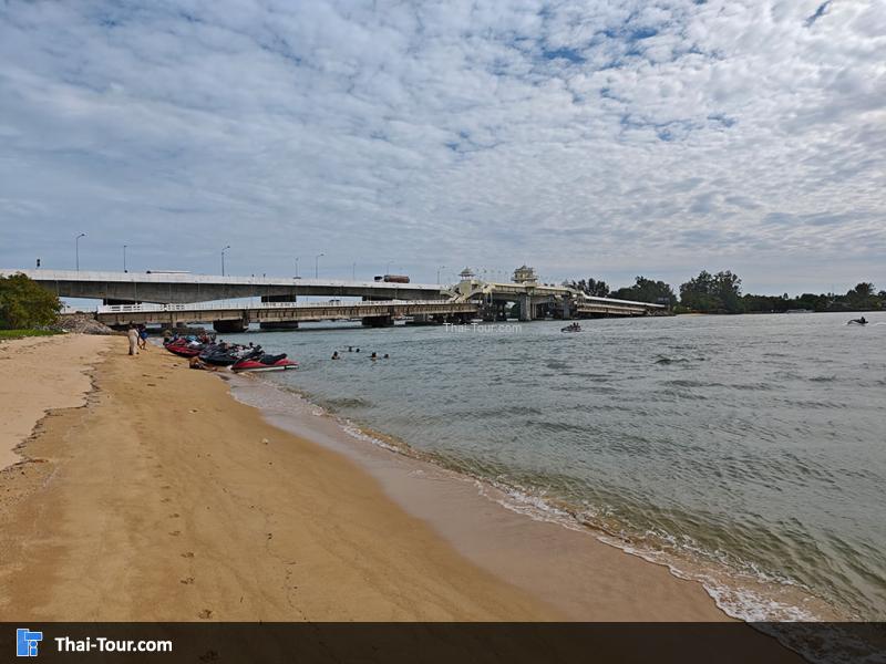 ภาพมุมสูง ชายทะเลท่านุ่น