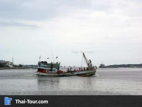 หมู่บ้านชาวประมงท่าฉลอม