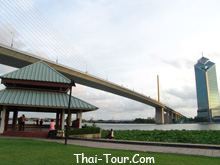 สะพานพระรามเก้า และสวนสาธารณะ