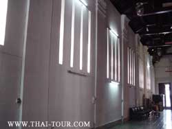 ในอุโบสถ ไม่มีหน้าต่าง มีแต่ช่องระบายอากาศ