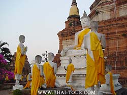 พระด้านหลังเจดีย์