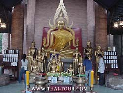 พระหน้าโบสถ์ 