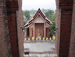 ด้านหลังโบสถ์ (ถ่ายจากบนเจดีย์)