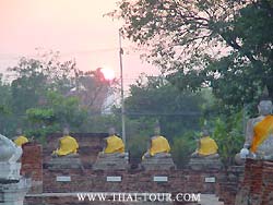 อาทิตย์ตกหลังวัด