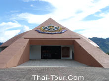 ห้องแสดงนิทรรศการณ์ มีบรรยายประวัติประมาณ 10 นาที