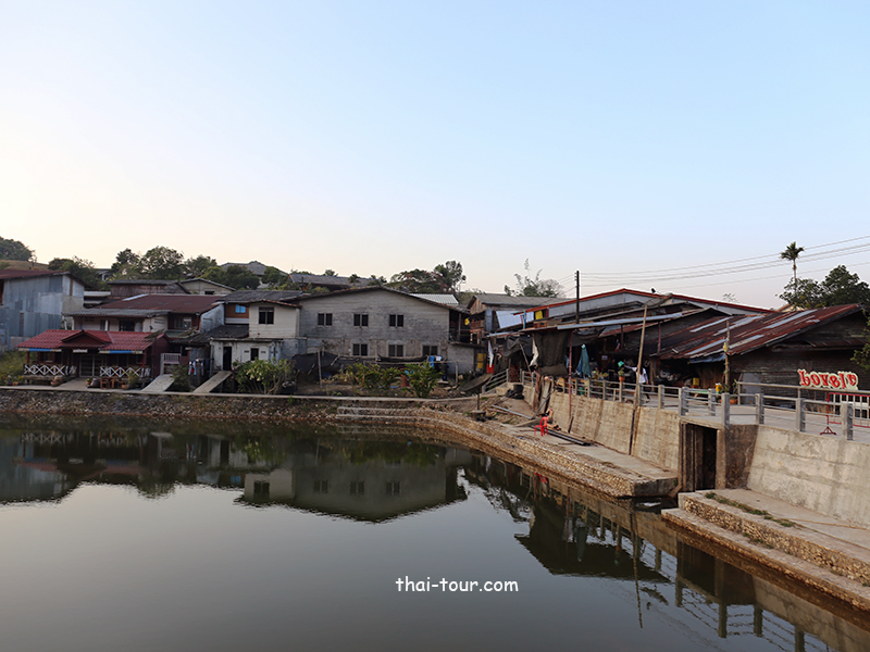 บ้านอีต่อง