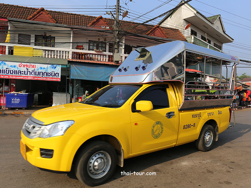 สองแถวในตลาดสดทองผาภูมิ