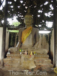 พระประธานในวิหารเก่า