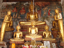 พระประธานในวิหารเล็กของวัดโรงโค