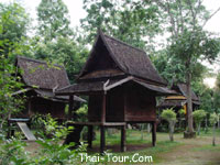 กุฏิไม้ขนาดเล็ก