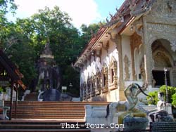 เจดีย์บนก้อนหินข้างวิหาร