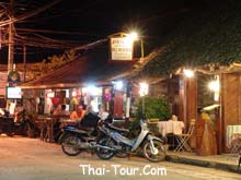 ชีวิต ยามคำคืน บาร์ เบียร์ ร้านอาหารแบบง่าย กับนักท่องเที่ยวชาวต่างชาติ