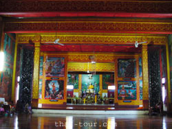 ประตูไม้แกะสลัก