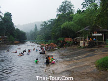 กิจกรรมยามว่าง คือการเล่นน้ำที่ลำธาร